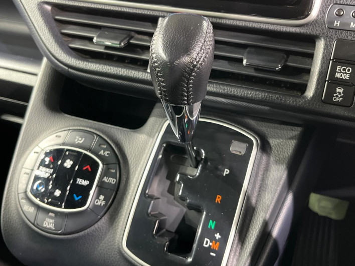 2015 Toyota Voxy DBA-ZRR80W (UW-69f0222b5865b)[16]