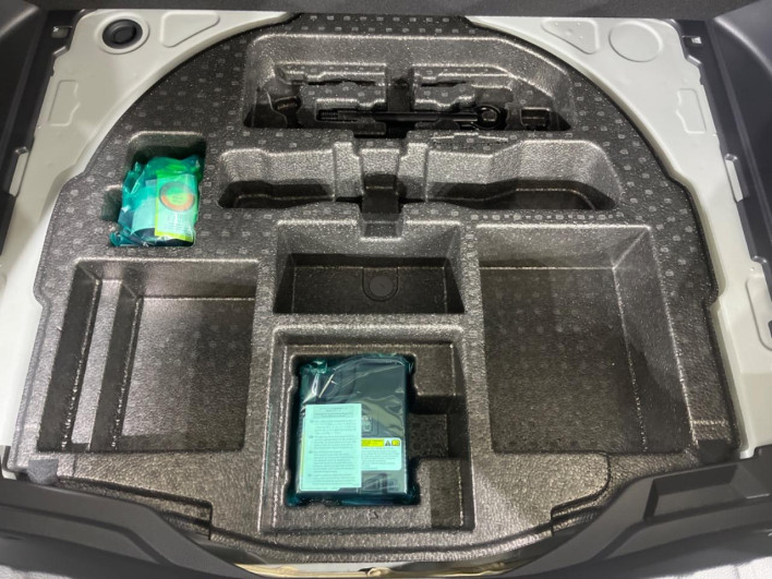 2024 Toyota Corolla Cross 6AA-ZVG13 (UW-69f02235ed6d4)[22]