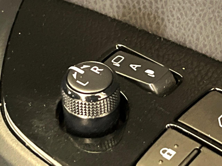 2017 Toyota Prius PHV DLA-ZVW52 (UW-69f0223eecf53)[27]