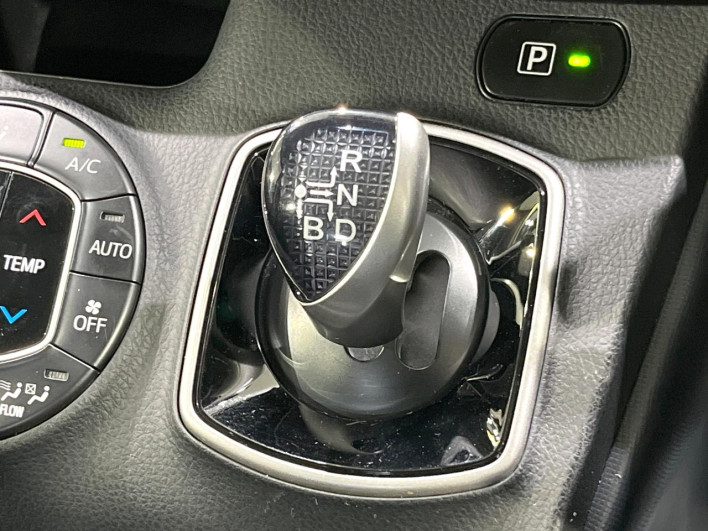 2014 Toyota Noah DAA-ZWR80G (UW-69f02240c937d)[24]