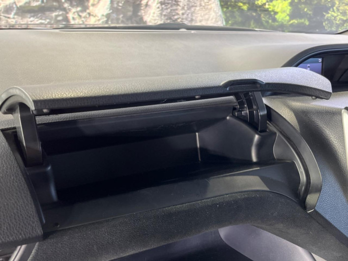 2015 Toyota Voxy DAA-ZWR80G (UW-69f02240cd060)[24]