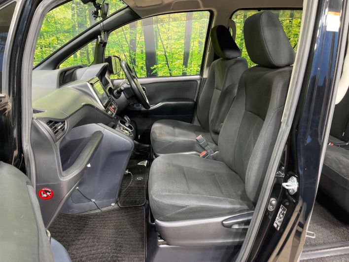 2015 Toyota Voxy DAA-ZWR80G (UW-69f0224172473)[24]