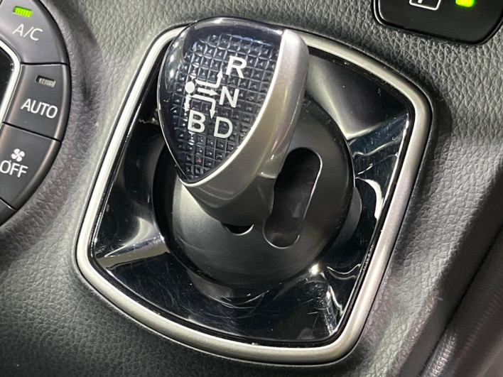 2015 Toyota Voxy DAA-ZWR80G (UW-69f0224172473)[29]