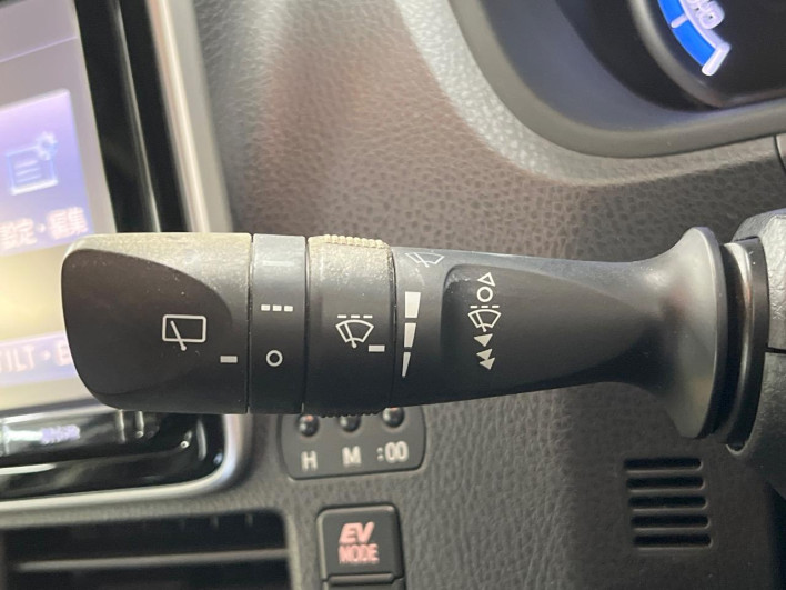 2015 Toyota Voxy DAA-ZWR80G (UW-69f022419412c)[15]