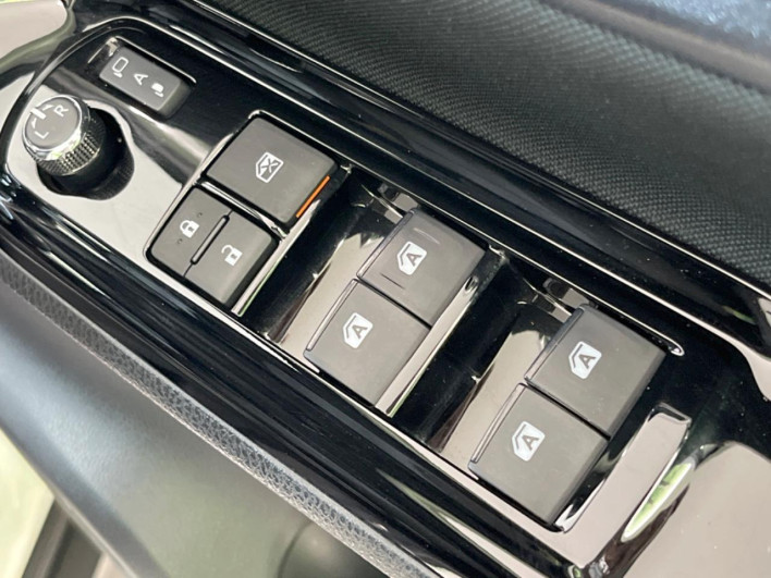 2019 Toyota Voxy DAA-ZWR80W (UW-69f022435c78d)[18]