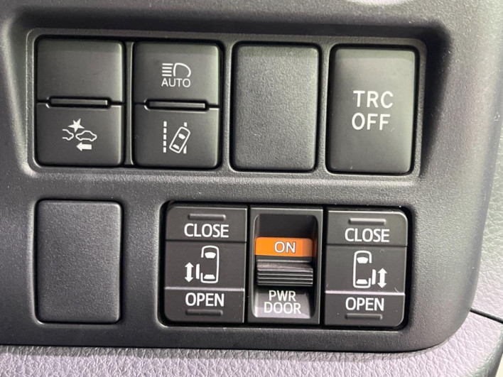 2019 Toyota Voxy DAA-ZWR80W (UW-69f022435c78d)[22]