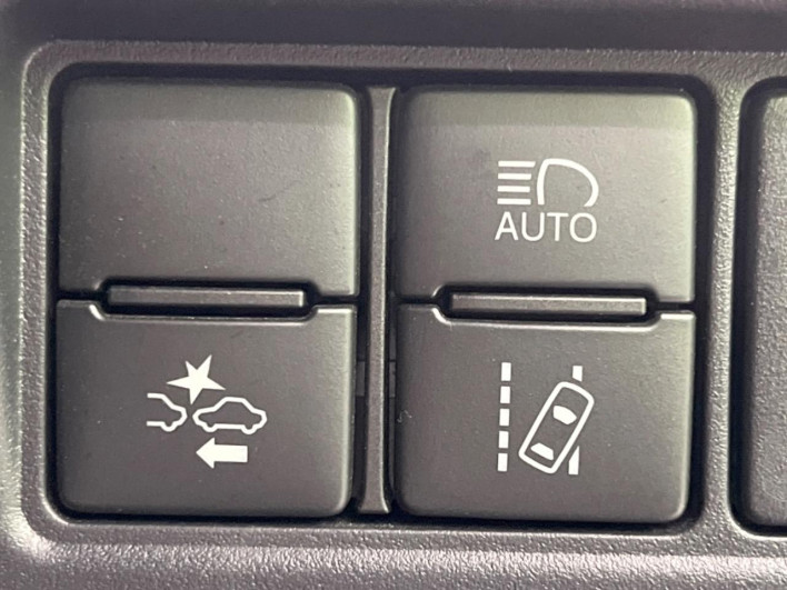 2019 Toyota Voxy DAA-ZWR80W (UW-69f022435c78d)[24]