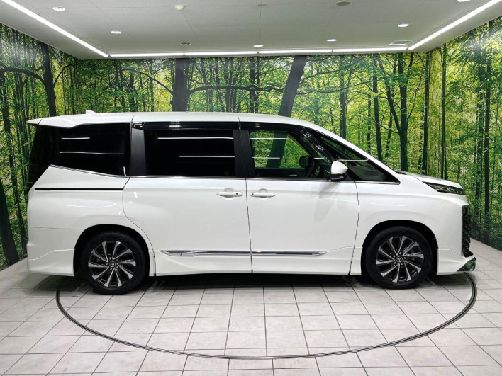 2022 Toyota Voxy 6AA-ZWR90W (UW-69f022439bd27)[13]
