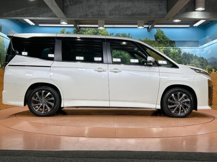 2023 Toyota Voxy 6AA-ZWR90W (UW-69f02245b2b4f)[17]