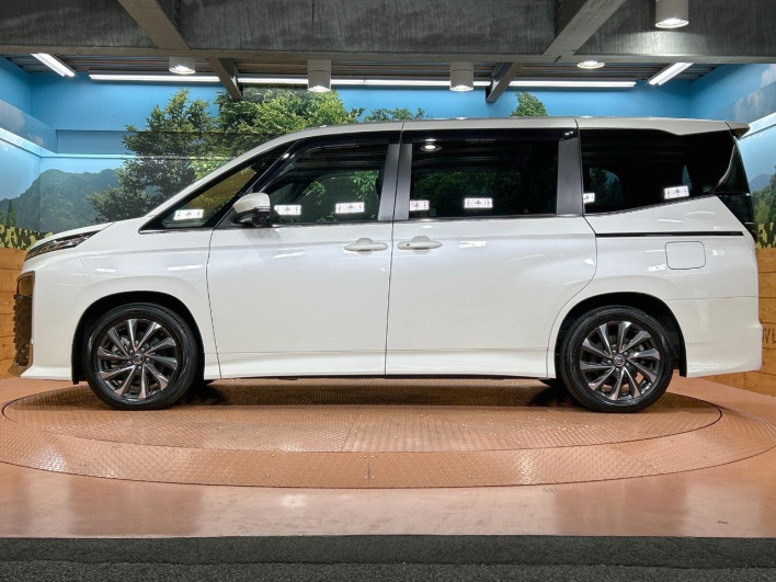 2023 Toyota Voxy 6AA-ZWR90W (UW-69f02245b2b4f)[13]