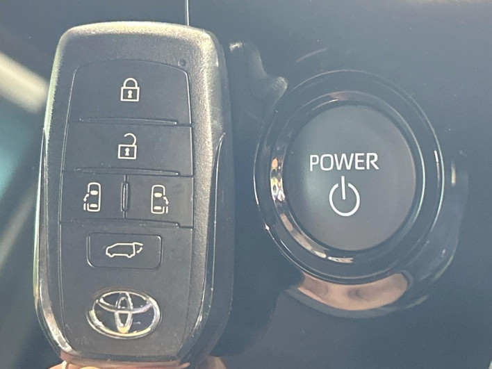 2023 Toyota Voxy 6AA-ZWR90W (UW-69f02245b2b4f)[5]