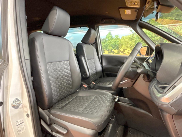 2023 Toyota Voxy 6AA-ZWR90W (UW-69f02245b2b4f)[24]