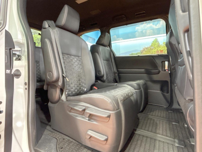 2023 Toyota Voxy 6AA-ZWR90W (UW-69f02245b2b4f)[25]