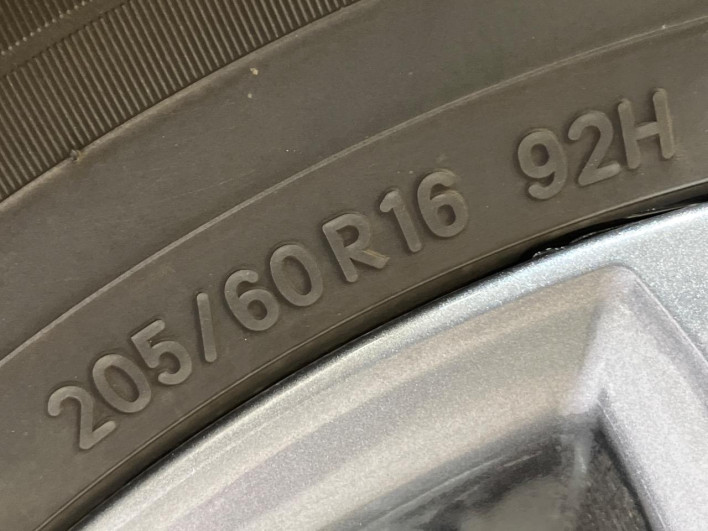 2024 Toyota Voxy 6AA-ZWR90W (UW-69f02246d7fcf)[24]