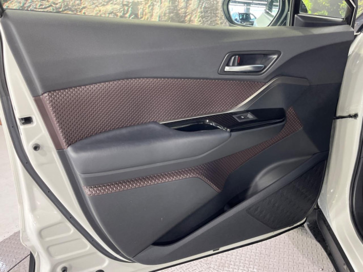 2019 Toyota C-HR DAA-ZYX10 (UW-69f0224b9c962)[27]