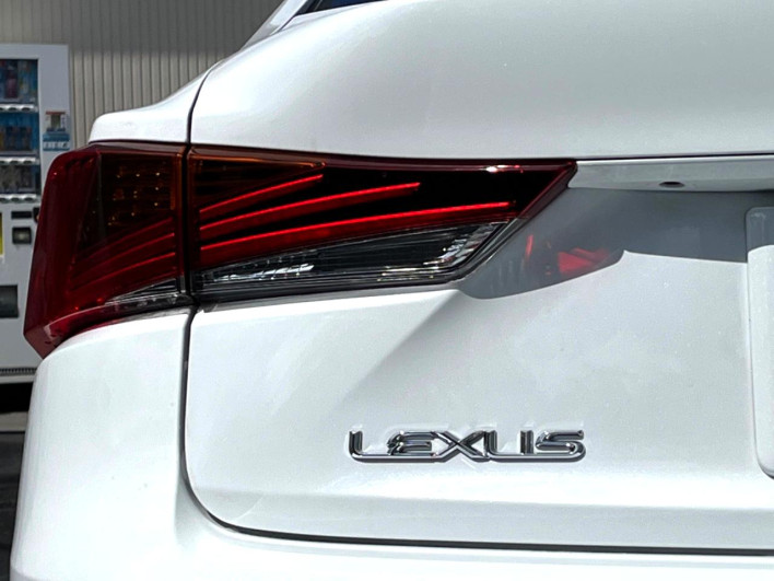 2017 Lexus IS DAA-AVE30 (UW-69f06673152fe)[21]