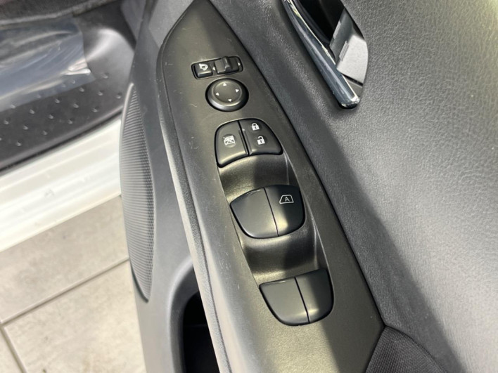 2017 Nissan Serena DAA-GFC27 (UW-69f066b93d756)[26]