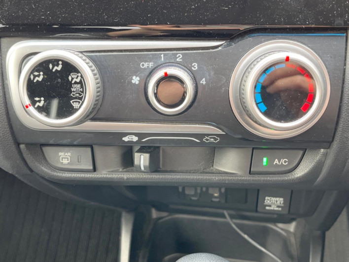 2013 Honda Fit DBA-GK3 (UW-69f066c0dfe49)[17]