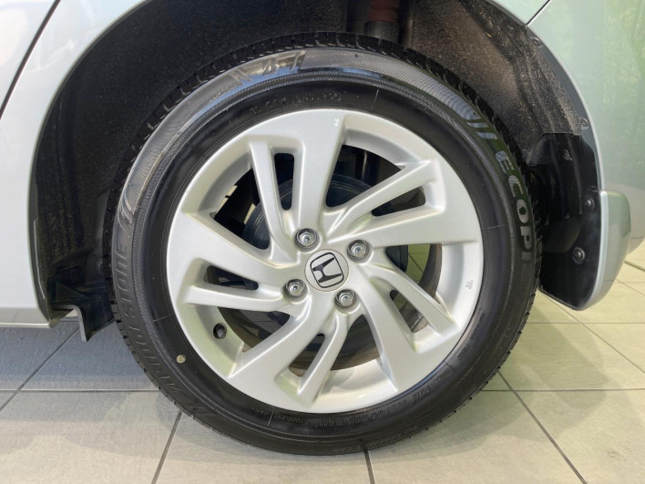 2014 Honda Fit Hybrid DAA-GP5 (UW-69f066c398a91)[14]