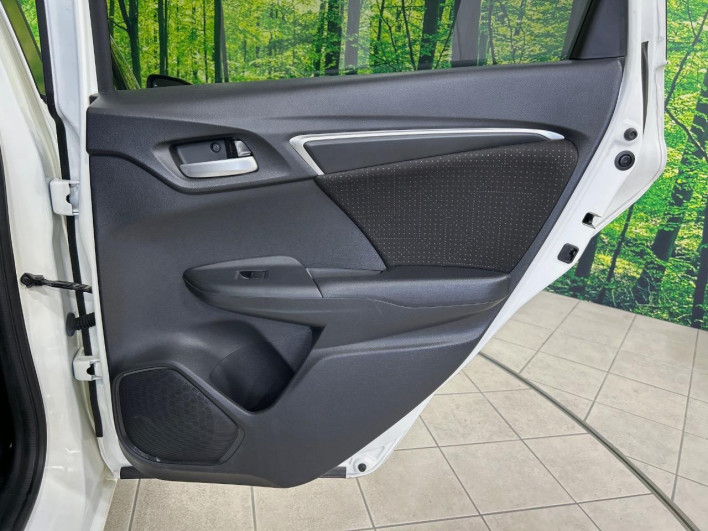 2015 Honda Fit Hybrid DAA-GP5 (UW-69f066c4a9d42)[28]