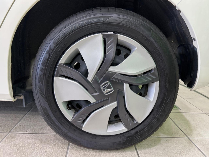 2015 Honda Fit Hybrid DAA-GP5 (UW-69f066c4a9d42)[12]