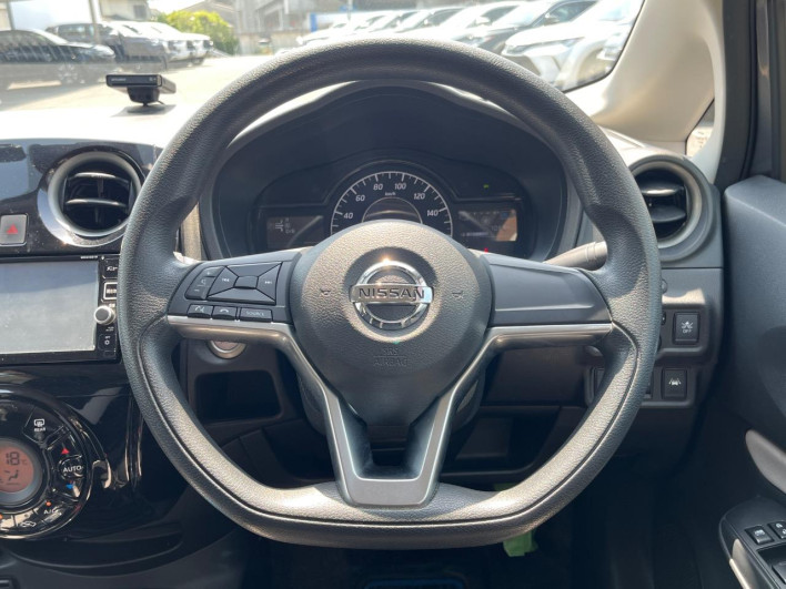 2017 Nissan Note DAA-HE12 (UW-69f066d3e7abb)[23]