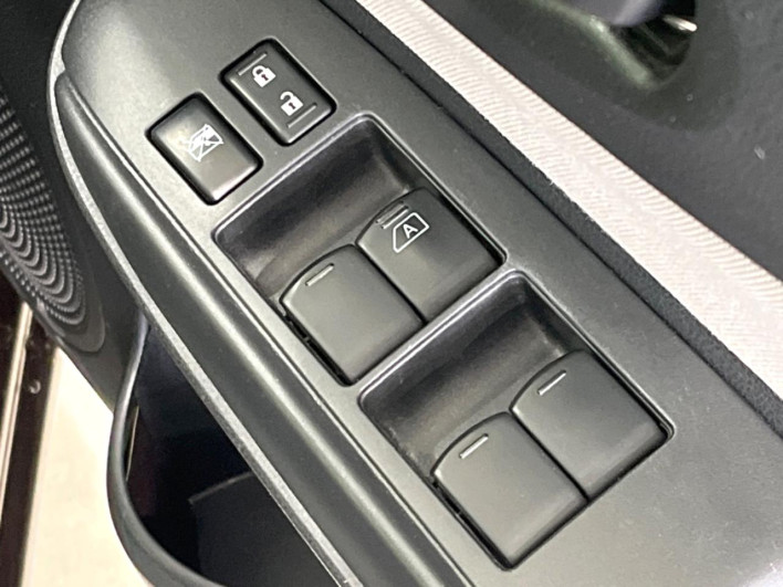 2017 Nissan Note DAA-HE12 (UW-69f066d4a4849)[22]