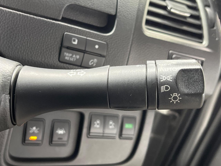 2015 Nissan Serena DAA-HFC26 (UW-69f066d99b4f8)[25]