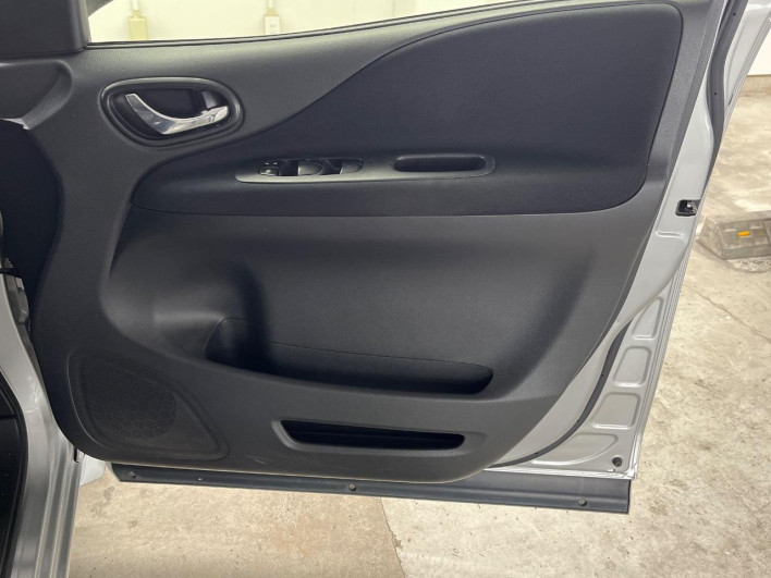 2015 Nissan Serena DAA-HFC26 (UW-69f066d99b4f8)[19]