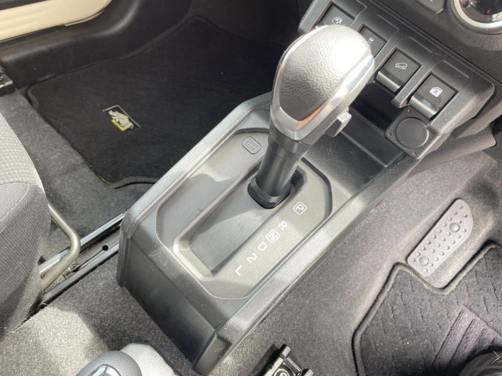 2018 Suzuki Jimny 3BA-JB64W (UW-69f066df7ea36)[28]