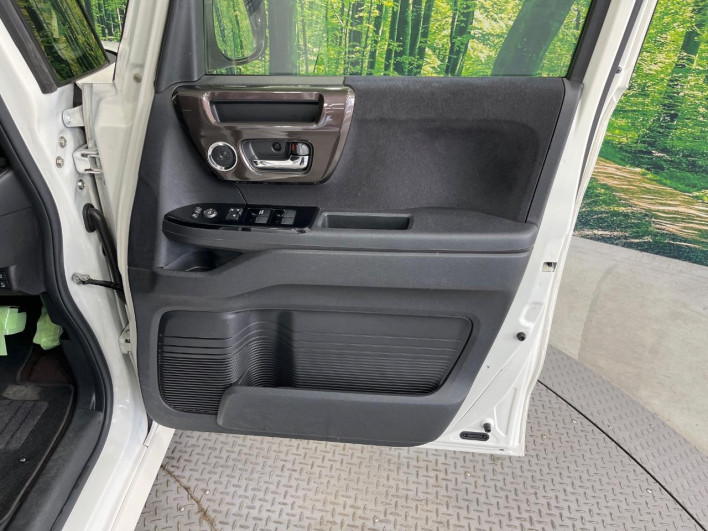 2018 Honda N-BOX CUSTOM DBA-JF3 (UW-69f066ec2a110)[28]