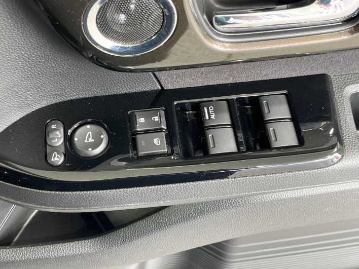 2018 Honda N-BOX CUSTOM DBA-JF3 (UW-69f066ec2a110)[6]