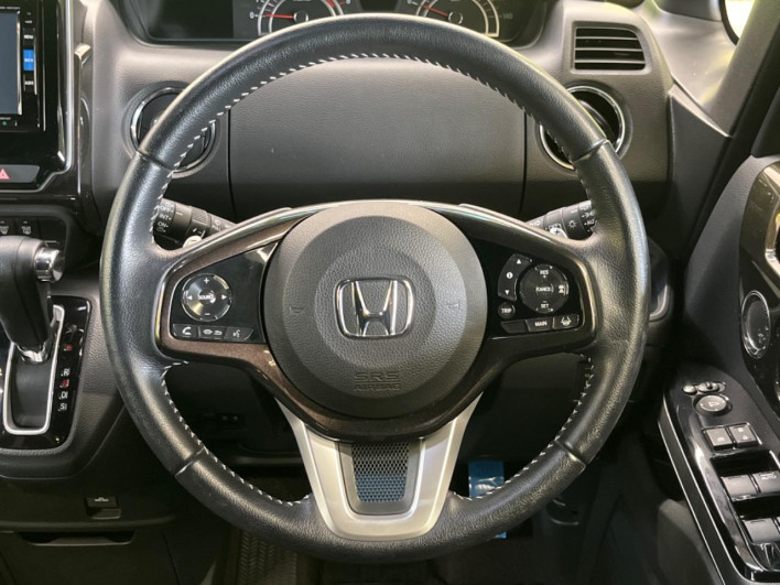 2017 Honda N-BOX CUSTOM DBA-JF3 (UW-69f066f027881)[19]