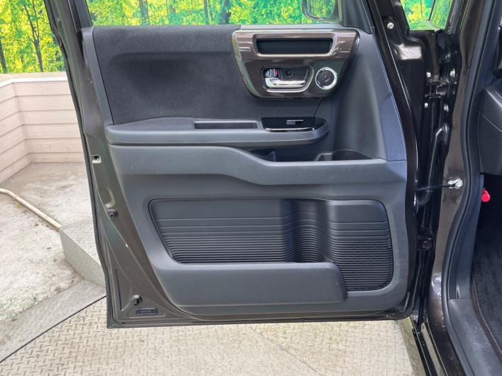 2017 Honda N-BOX CUSTOM DBA-JF3 (UW-69f066f027881)[22]