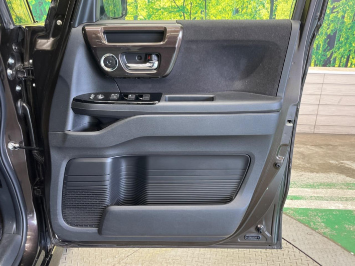 2017 Honda N-BOX CUSTOM DBA-JF3 (UW-69f066f027881)[20]