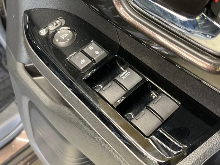 2017 Honda N-BOX CUSTOM DBA-JF3 (UW-69f066f027881)[21]