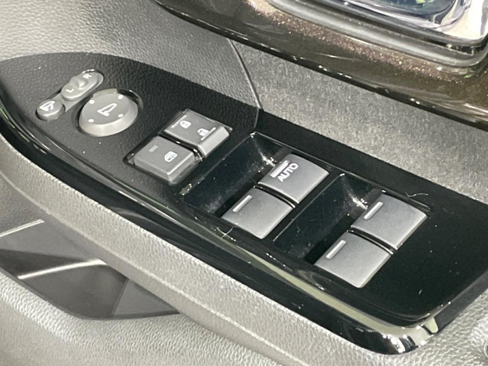 2017 Honda N-BOX CUSTOM DBA-JF3 (UW-69f066f031356)[22]