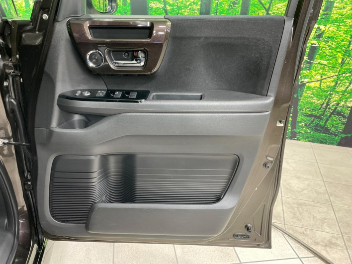 2017 Honda N-BOX CUSTOM DBA-JF3 (UW-69f066f031356)[21]