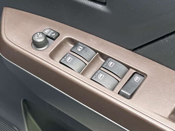 2017 Toyota TANK DBA-M900A (UW-69f0672970d9c)[12]