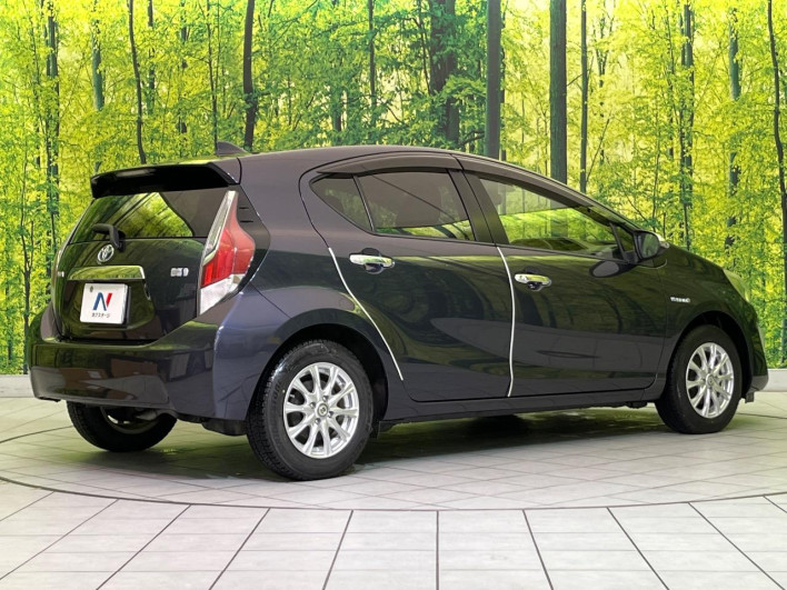 2015 Toyota Aqua DAA-NHP10 (UW-69f0676e03808)[8]
