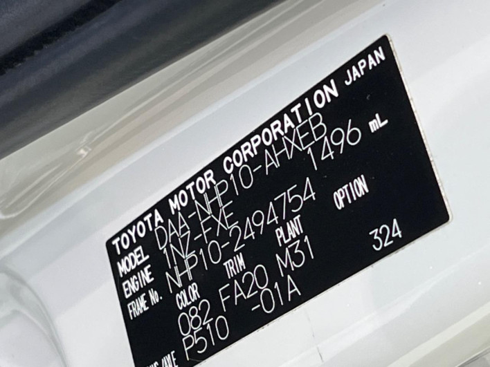 2015 Toyota Aqua DAA-NHP10 (UW-69f0676e094cb)[1]