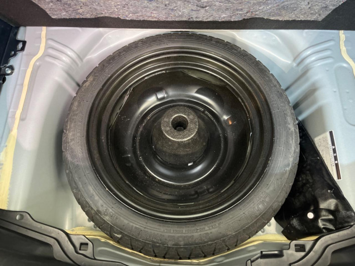 2015 Toyota Aqua DAA-NHP10 (UW-69f0676e094cb)[24]