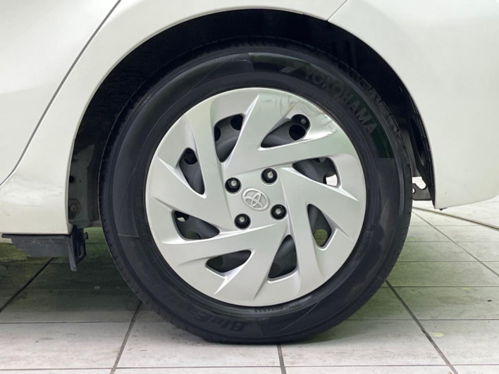 2015 Toyota Aqua DAA-NHP10 (UW-69f0676e094cb)[12]