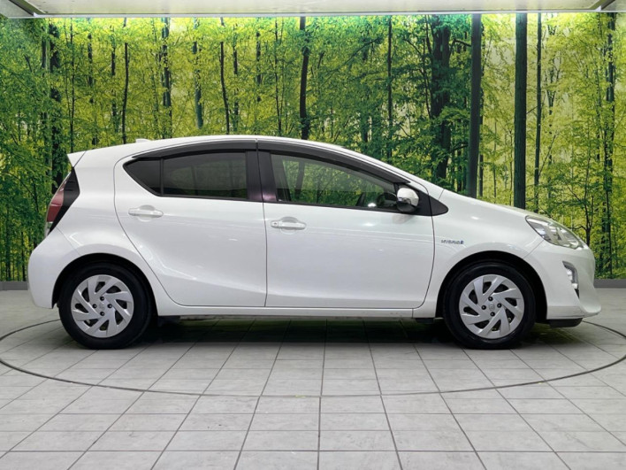 2015 Toyota Aqua DAA-NHP10 (UW-69f0676e094cb)[28]