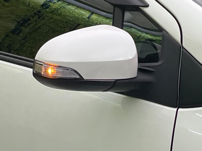 2015 Toyota Aqua DAA-NHP10 (UW-69f0676e094cb)[6]