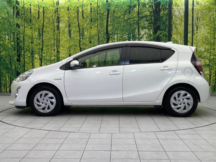 2015 Toyota Aqua DAA-NHP10 (UW-69f0676e094cb)[15]
