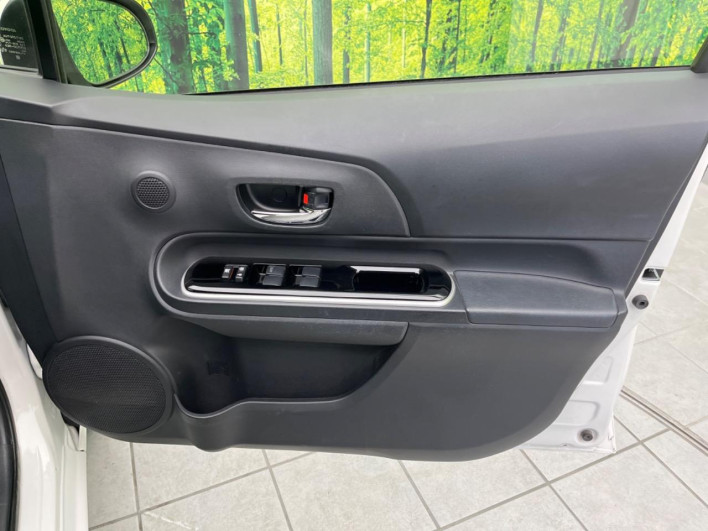 2015 Toyota Aqua DAA-NHP10 (UW-69f0676e094cb)[22]