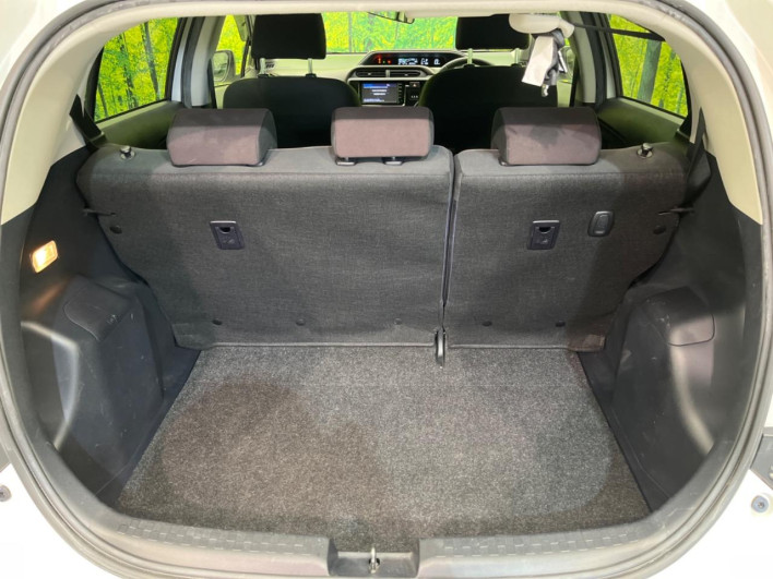 2015 Toyota Aqua DAA-NHP10 (UW-69f0676e094cb)[25]