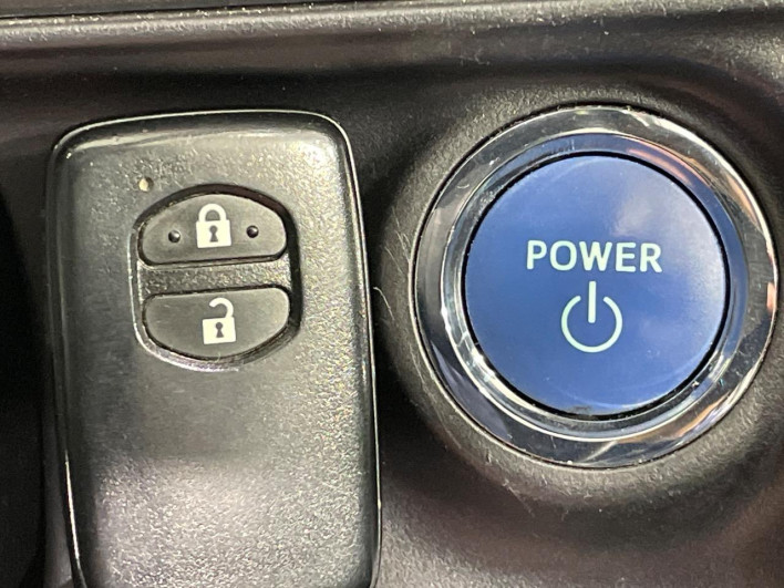 2016 Toyota Aqua DAA-NHP10 (UW-69f0676f93f57)[12]