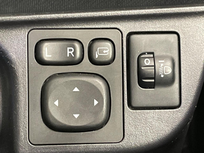 2016 Toyota Aqua DAA-NHP10 (UW-69f0676f93f57)[11]